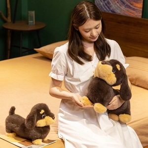Ensemble de peluches teckel marron doux avec mannequin dans une chambre confortable