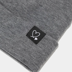 Bonnet en maille grise pour hommes et femmes avec écusson cœur noir et côtes