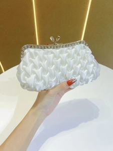 Elegante pochette da sera in raso bianco a pieghe con chiusura in strass lucidi