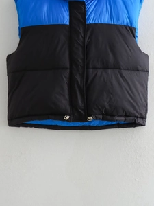 Détail du gilet matelassé bicolore montrant la fermeture éclair et l'ourlet ajustable