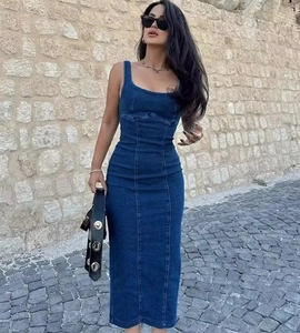 Detail eines dunkelblauen Jeans-Bodycon-Kleides mit schmaler Passform und Trägerdesign