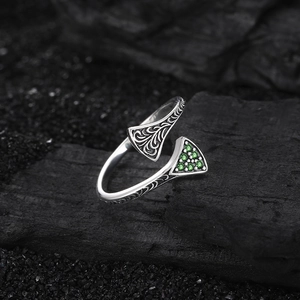 Vintage s925 silver ring with intricate floral engraving and a green gemstone inlay