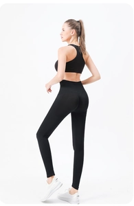 Vue latérale d'un ensemble legging de yoga taille haute sans couture et brassière