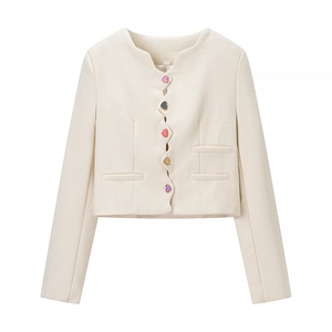 Giacca in tweed bianco crema stile francese con abbottonatura ondulata e bottoni a cuore