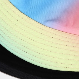 Λεπτομερής λήψη tie-dye καπέλου bucket με ενισχυμένες ραφές πολλαπλών σειρών και υφή
