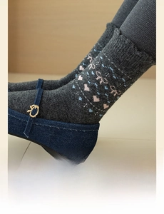 Dettaglio calzini di lana con cuori e scarpe Mary Jane in denim con fibbie dorate