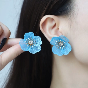 Orecchini a fiore in metallo blu con strass e dettagli raffinati in perline dorate