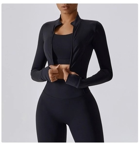 Dettaglio del set sportivo nero con giacca con zip e leggings snellenti ad alta elasticità