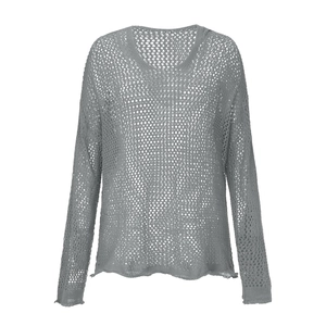 Vista detallada de sudadera gris con capucha de punto con malla calada y tejido suave