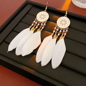 Détails des boucles d'oreilles attrape-rêves bohèmes avec plumes blanches et perles dorées