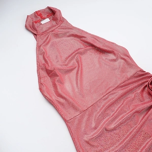 Detailansicht des roten Neckholder-Kleids mit funkelndem Glitzer-Mesh und hohem Beinschlitz