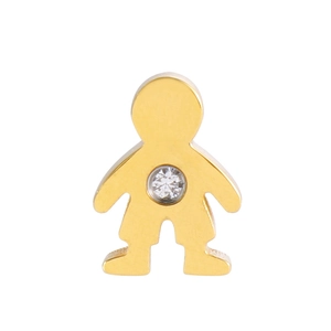 Détail d'un pendentif garçon plaqué or poli orné d'un cristal étincelant au centre