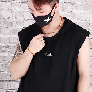 Primo piano di una collana a catena in acciaio inossidabile dorato in stile hip-hop