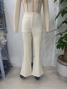 Vue de face d'un pantalon évasé blanc crème à taille haute pour femme sur mannequin