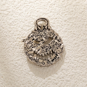 Pendentif citrouille gothique argenté avec motifs gravés vintage et sourire évidé