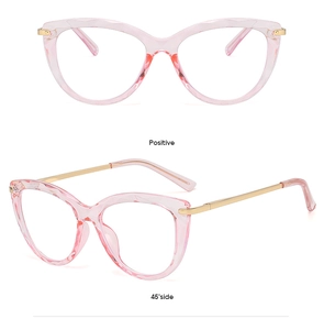 Montatura cat-eye rosa traslucida con stanghette in metallo dorato da varie angolazioni