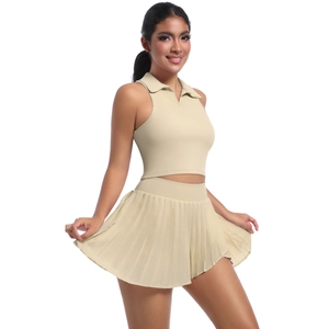 Gros plan sur jupe plissée beige sable et gilet polo en tissu respirant doux