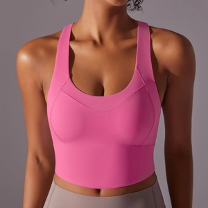 Détail du soutien-gorge de sport rose avec tissu élastique et larges bretelles