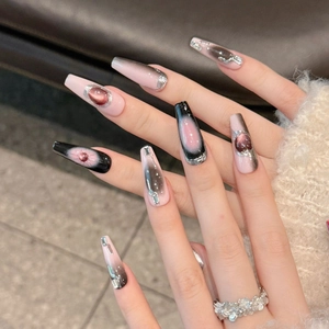 Faux ongles Y2K faits main avec design cat-eye noir rose et breloques en métal argenté