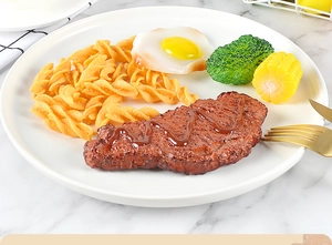 Realistische kunstbiefstuk set met pasta, ei en broccoli voor restaurant decoratie