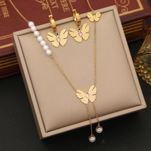 Ensemble collier et boucles d'oreilles papillon doré avec pierres roses et perles