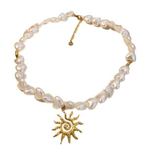Goldener Sonnenanhänger und weiße Herzperlenkette aus robustem Edelstahl-Material