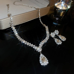 Vue détaillée de l'ensemble collier et boucles d'oreilles goutte en argent scintillant