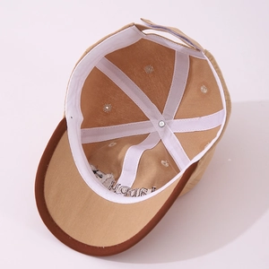Vue intérieure d'une casquette enfant bicolore montrant le bandeau et la structure interne
