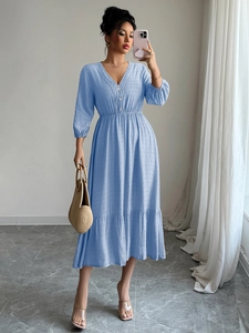 Élégante robe midi bleue à pois avec col en V, taille haute et boutons décoratifs