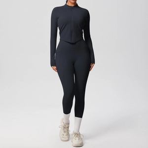 Détail du haut de yoga zippé noir avec ourlet en V et legging à poches latérales