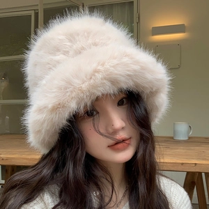 Cappello bucket in ecopelliccia beige da donna, berretto invernale caldo e soffice