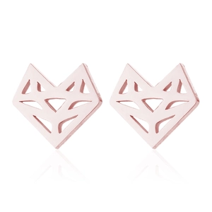 Detailansicht geometrischer Origami-Fuchs-Ohrstecker in poliertem Roségold