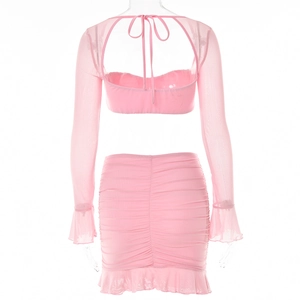 Vue arrière du lacet dorsal de cet ensemble deux pièces rose en tulle avec bord volanté