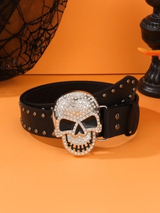 Détail d'une ceinture punk noire avec boucle crâne argentée et strass brillants