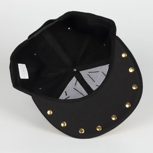 Détail de l'intérieur de la casquette hip hop avec rivets et étiquette 100% polyester