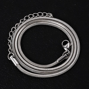 Détail du collier chaîne serpent argentée avec fermoir mousqueton et rallonge