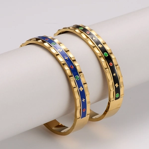 18K gold plated bangle with wavy edges and colorful enamel clover flower patterns
