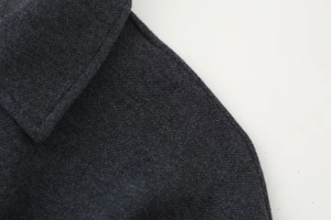 Details der dunkelgrauen Twill-Jacke mit hochwertiger Wollmischung und präzisen Nähten