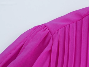 Dettaglio dell'abito in chiffon viola che mostra la spalla pieghettata e la trama del tessuto