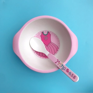 Nahaufnahme vom rosa Bambusfaser Kindergeschirr-Set mit Prinzessin-Motiv auf blauem Grund