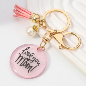 Gros plan du porte-clés rose 'love you Mom!' avec pompon et perle en résine