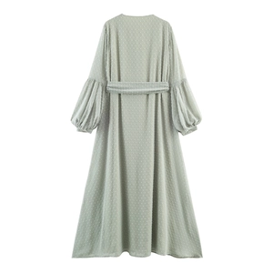 Robe maxi en mousseline vert sauge à manches longues avec texture et ceinture assortie