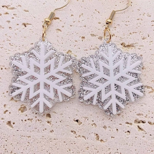 Orecchini a fiocco di neve in acrilico bianco con glitter argento e ganci oro