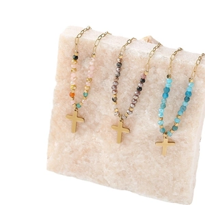 Set di collane con croce fatte a mano con pietre colorate e catene dorate sottili