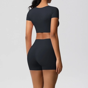 Rückansicht eines schwarzen Yoga-Sets mit engem bauchfreiem Top und High-Waist-Shorts