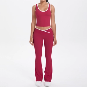 Détail de l'ensemble de yoga bordeaux avec bordure blanche et pantalon évasé à taille en V