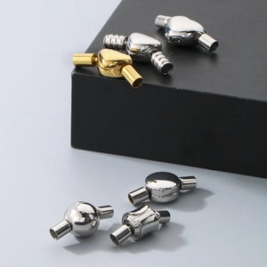 Détail macro de fermoirs magnétiques en or et argent pour bracelets en cuir DIY et bijoux