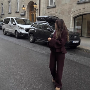 Ensemble en tricot violet foncé pour femme avec haut à col large et pantalon large de ville