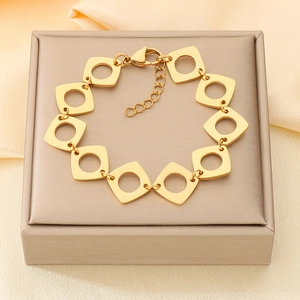 Détail du bracelet maillons carrés ajourés plaqué or 18K avec fermoir mousqueton