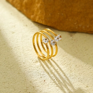Anello a tre strati in acciaio inossidabile placcato oro 18k con zirconi incastonati